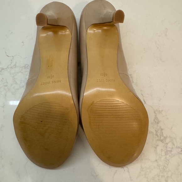 NINE WEST CASSIC ROUND TOR HEELS, SIZE 6 1/2 M. PATIENT LEATHER, EUC - Picture 6 of 6